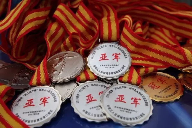 记者：上周湖人还寄希望于东契奇开始轻度对抗训练 至今仍未实现